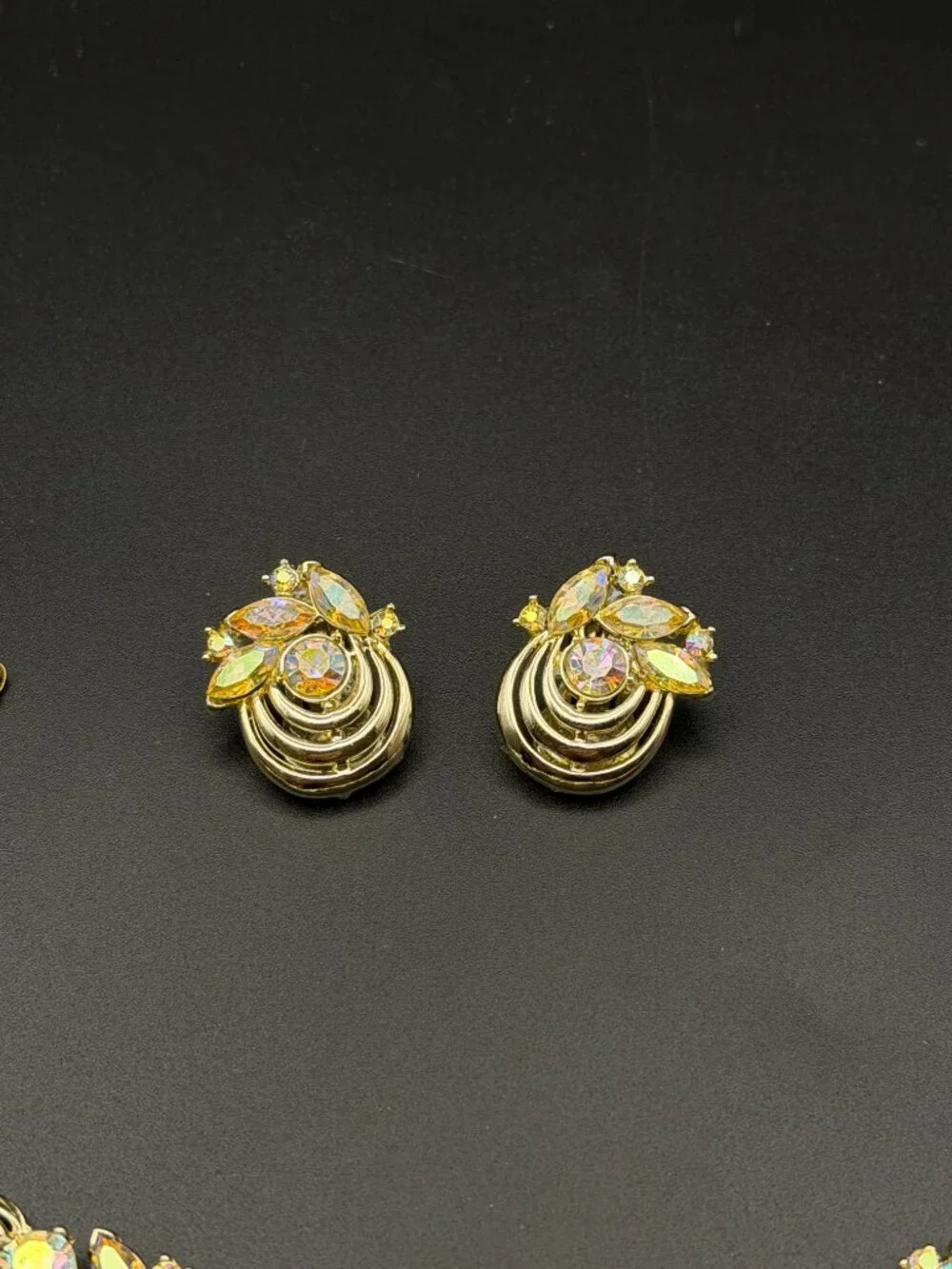 Vintage Gold Tone Aurora Borealis Rhinestone Necklace, Earrings & Bracelet Parue